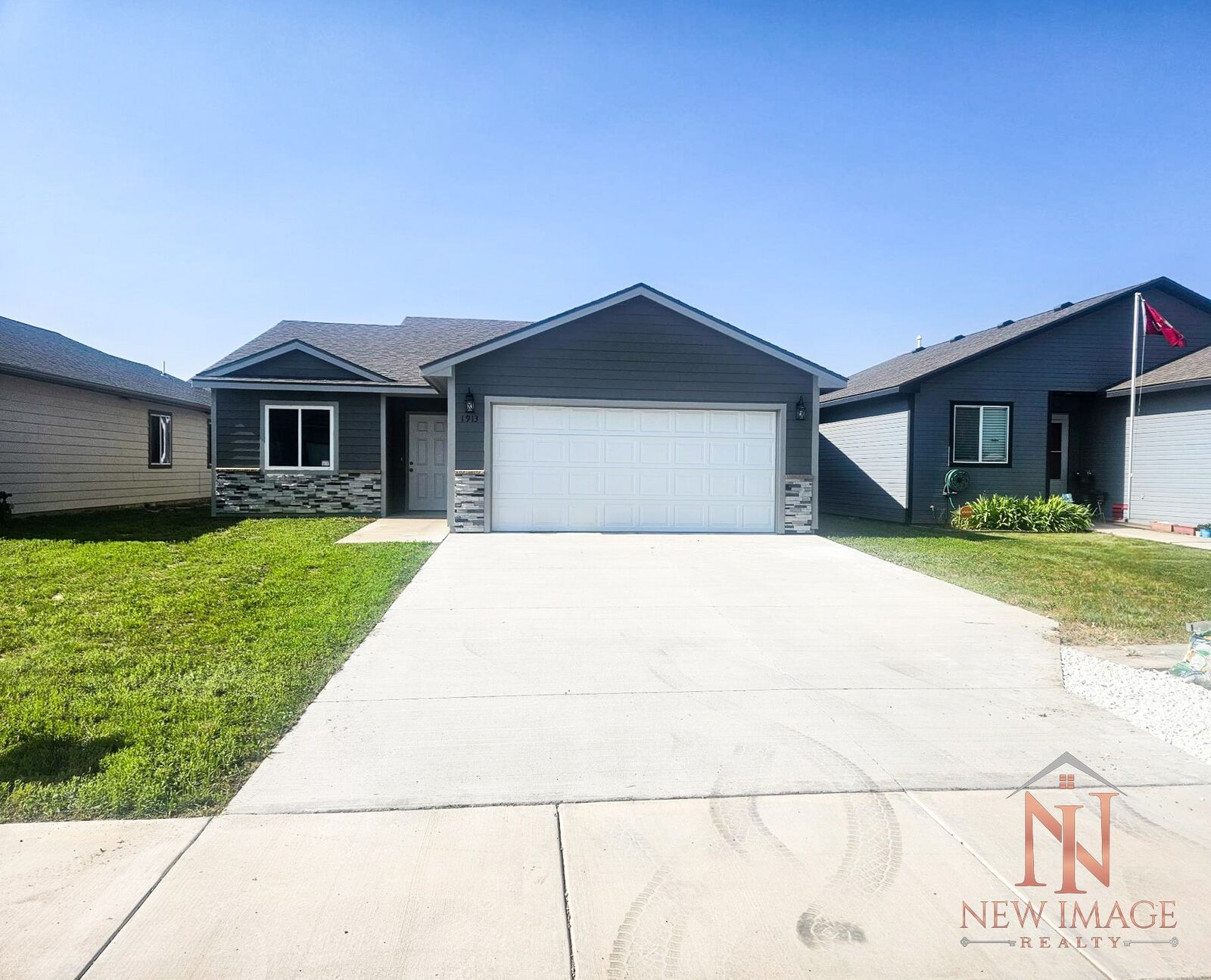 Property Photo:  1913 E Prairie View Drive  KS 67846 