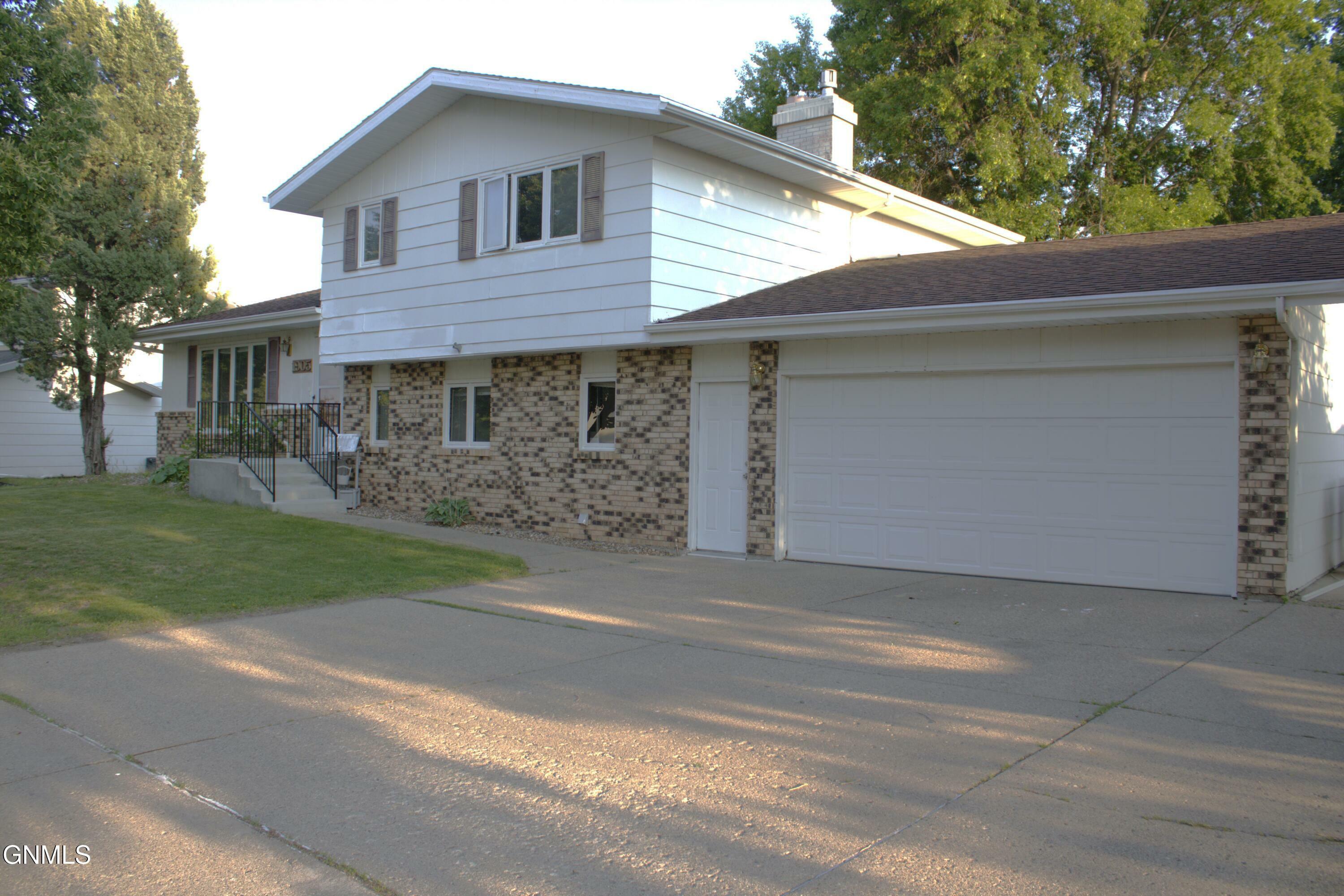 1905 N Grandview Lane  Bismarck ND 58503 photo