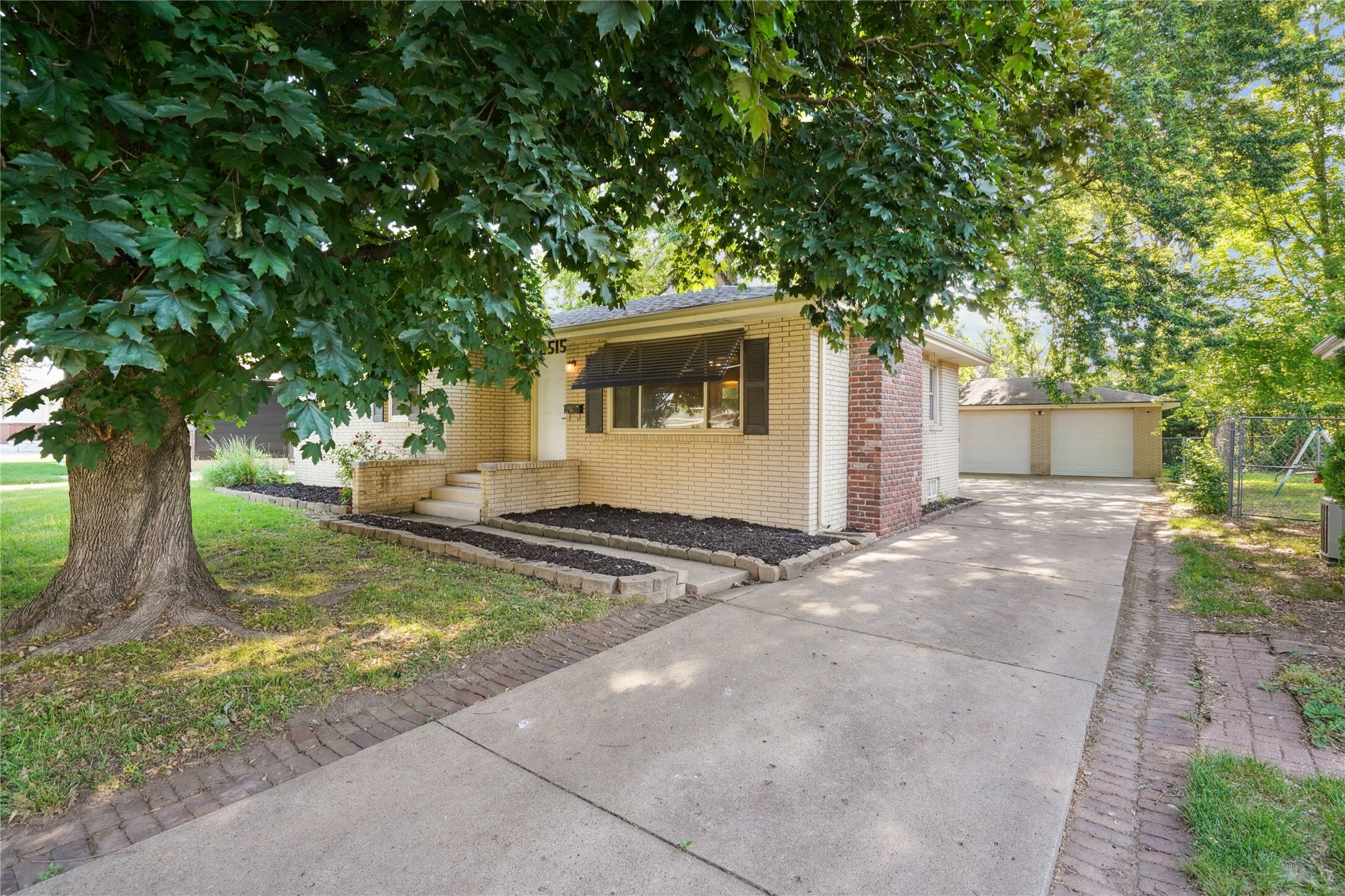 Property Photo: 2515 Glenbrook Drive IA 50316