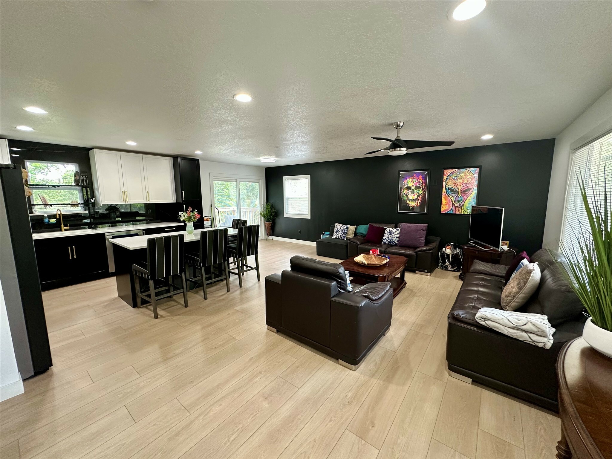 Property Photo: 809 Knob Hill Drive IA 50317