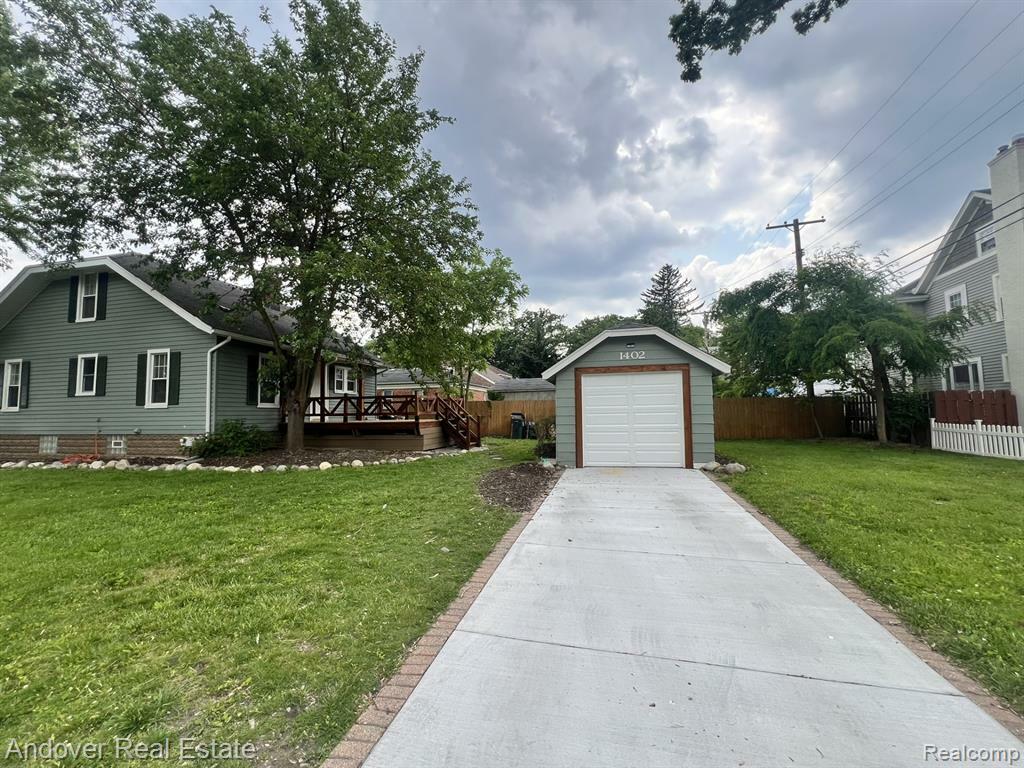 Property Photo:  1402 Catalpa Drive  MI 48067 1131 