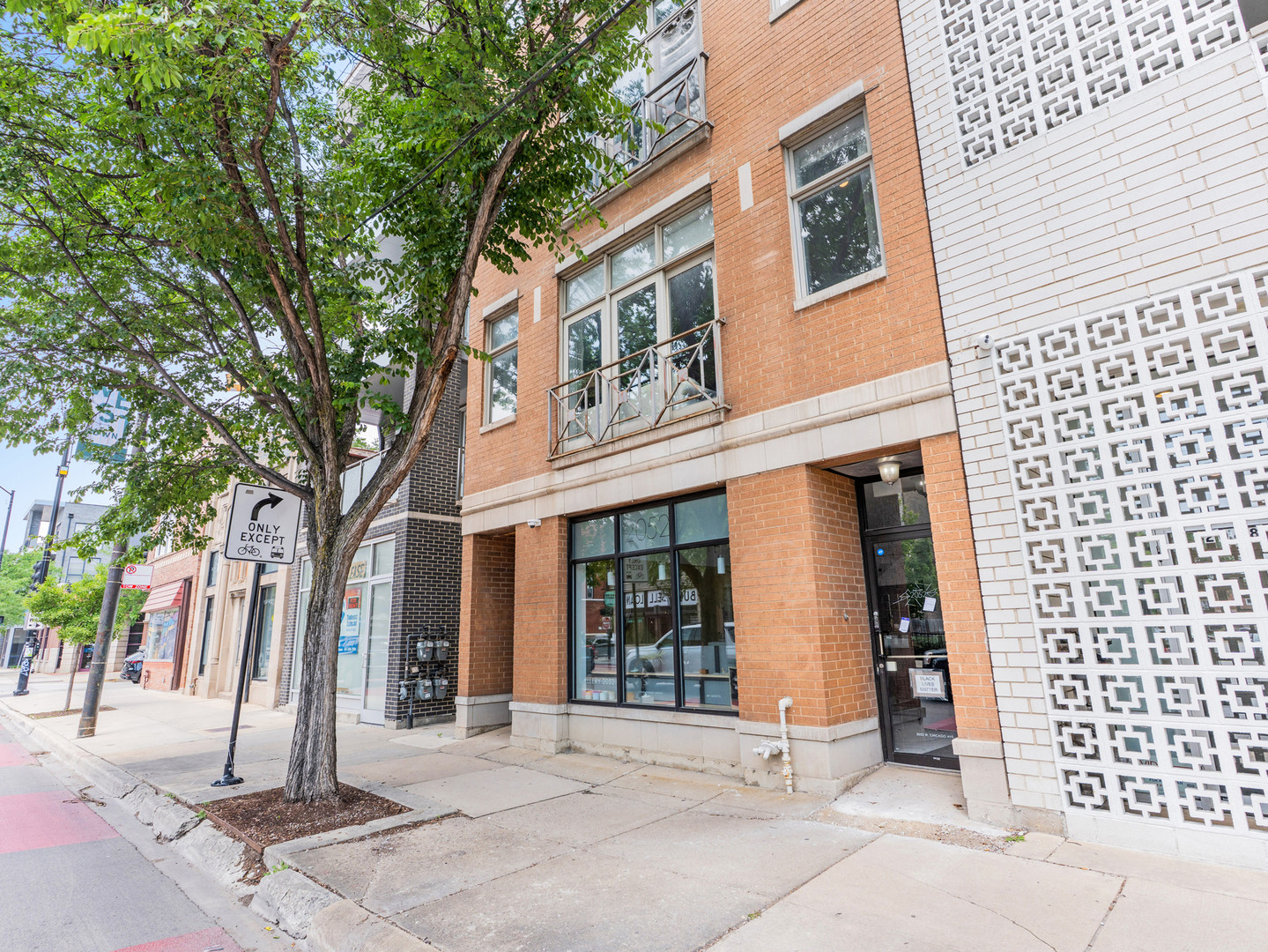 Property Photo:  2052 W Chicago Avenue 2  IL 60622 