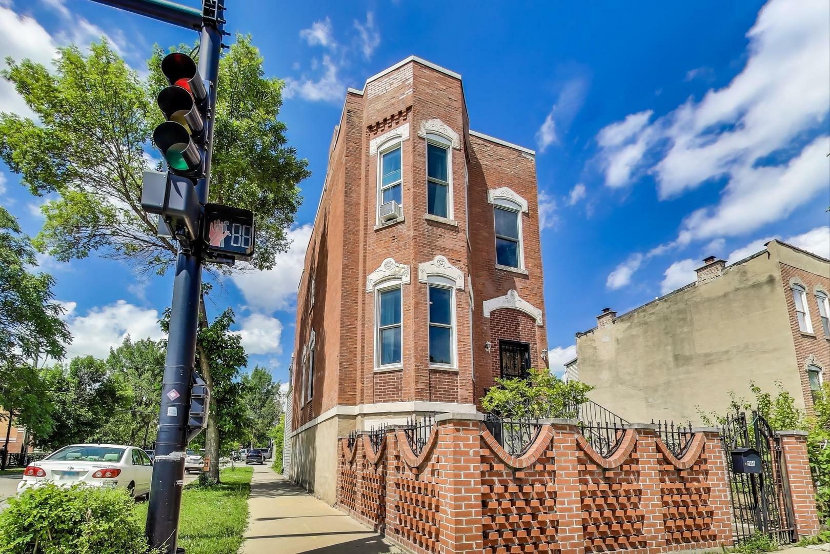 Property Photo: 2058 W Washington Boulevard IL 60612