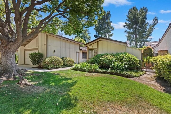 Property Photo:  548 Via La Paloma  CA 92507 