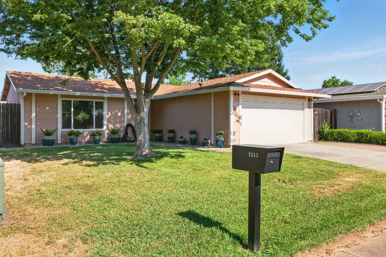 Property Photo: 7113 Reyn Oaks Way CA 95842