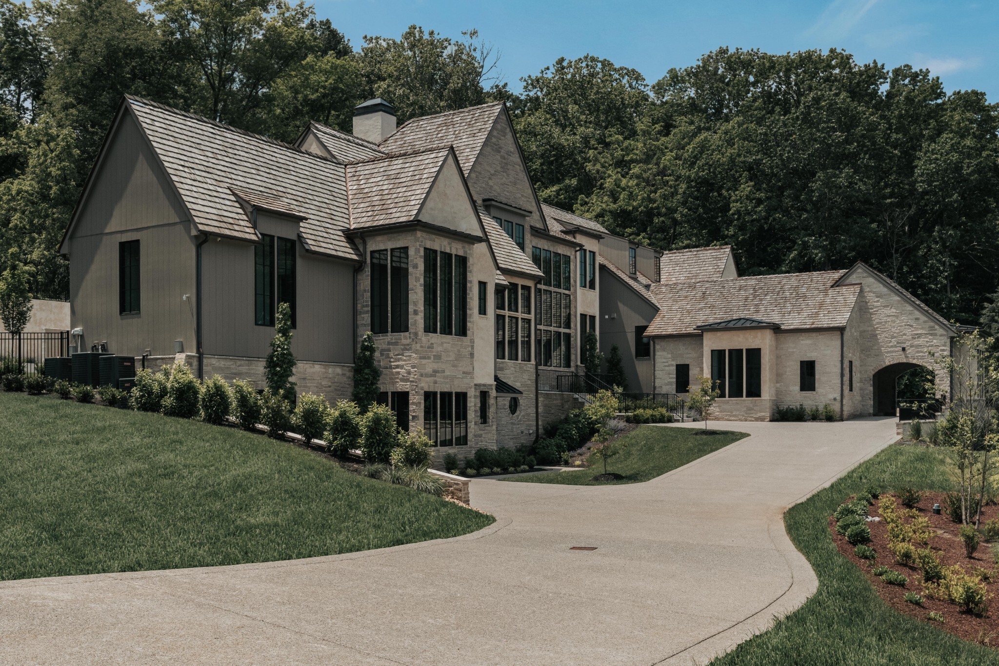 Property Photo: 235 Robin Hill Rd TN 37205