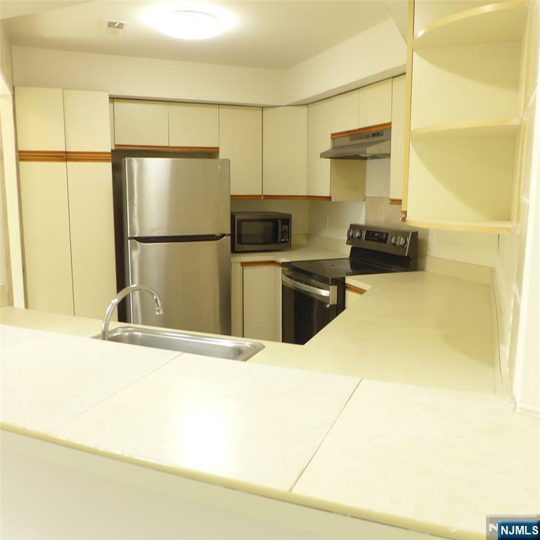 Property Photo:  233 Village Circle Drive  NJ 07024 