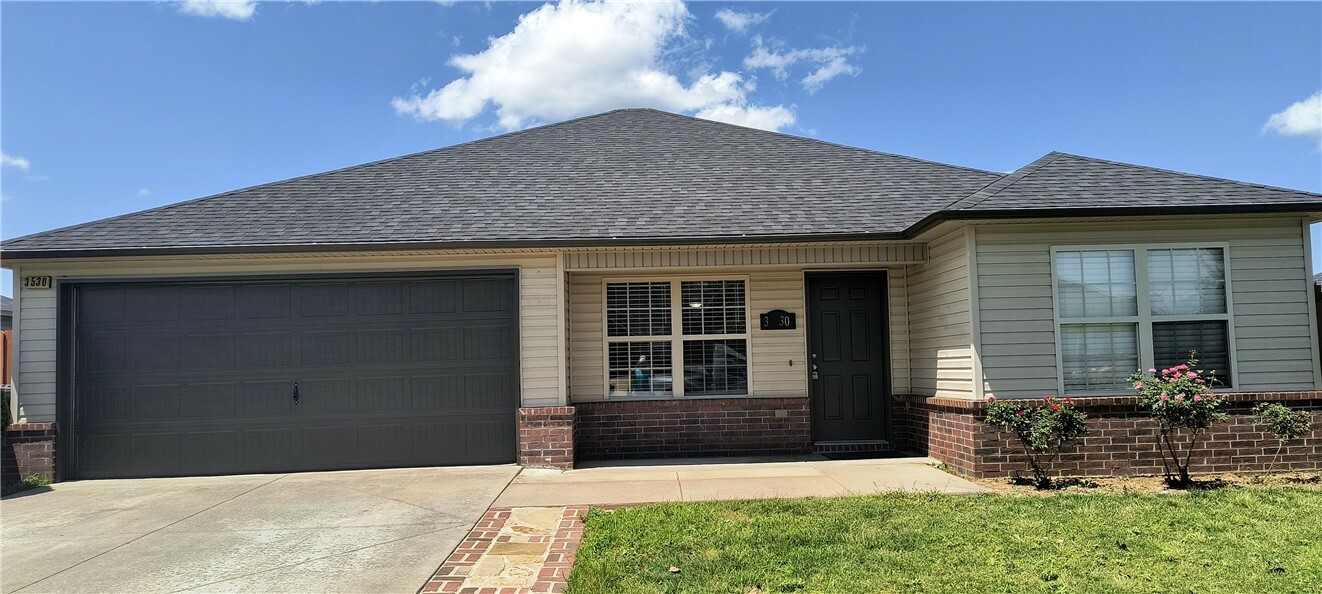 Property Photo: 3530 Reynolds Avenue AR 72764
