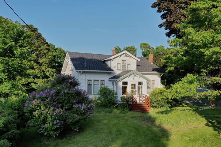 Property Photo: 77 Broadway Street PE C0B 1M0