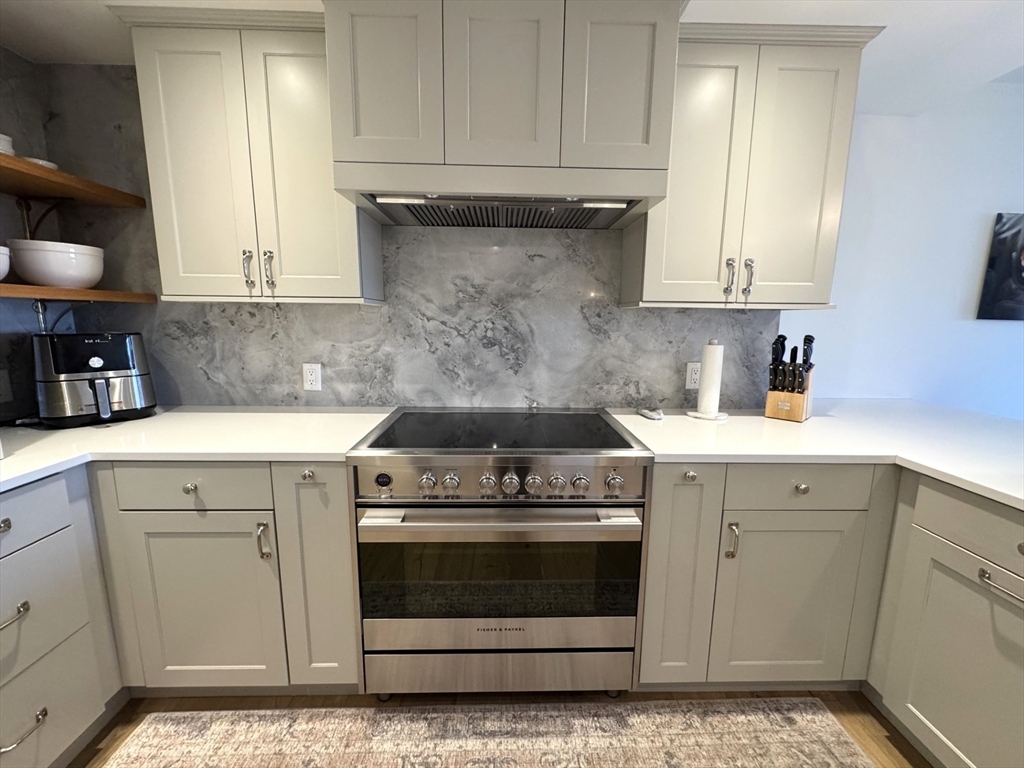Property Photo: 100 Ledgewood Dr 517 MA 02180
