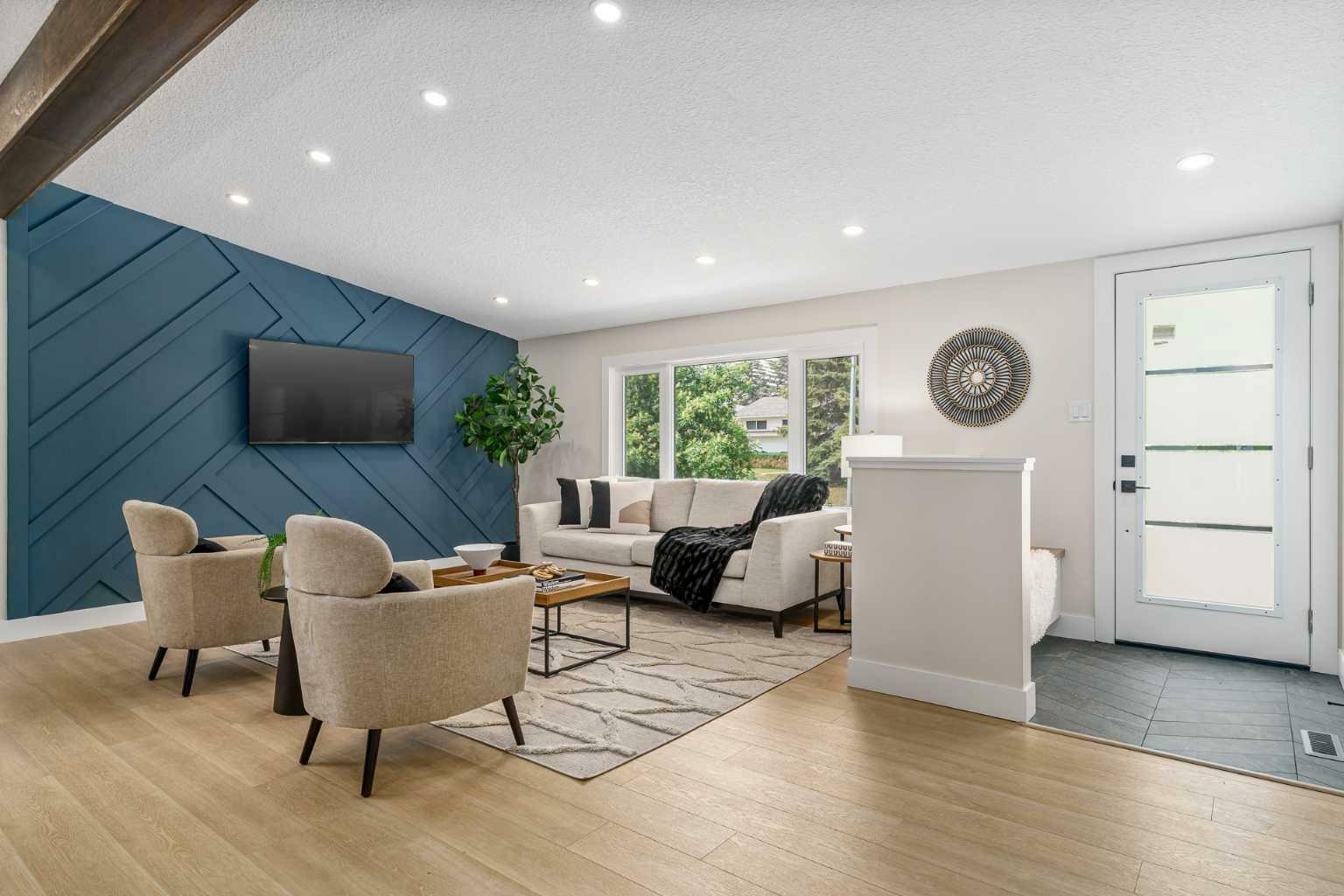 Property Photo:  823 104 Avenue SW  AB T2W 0A4 