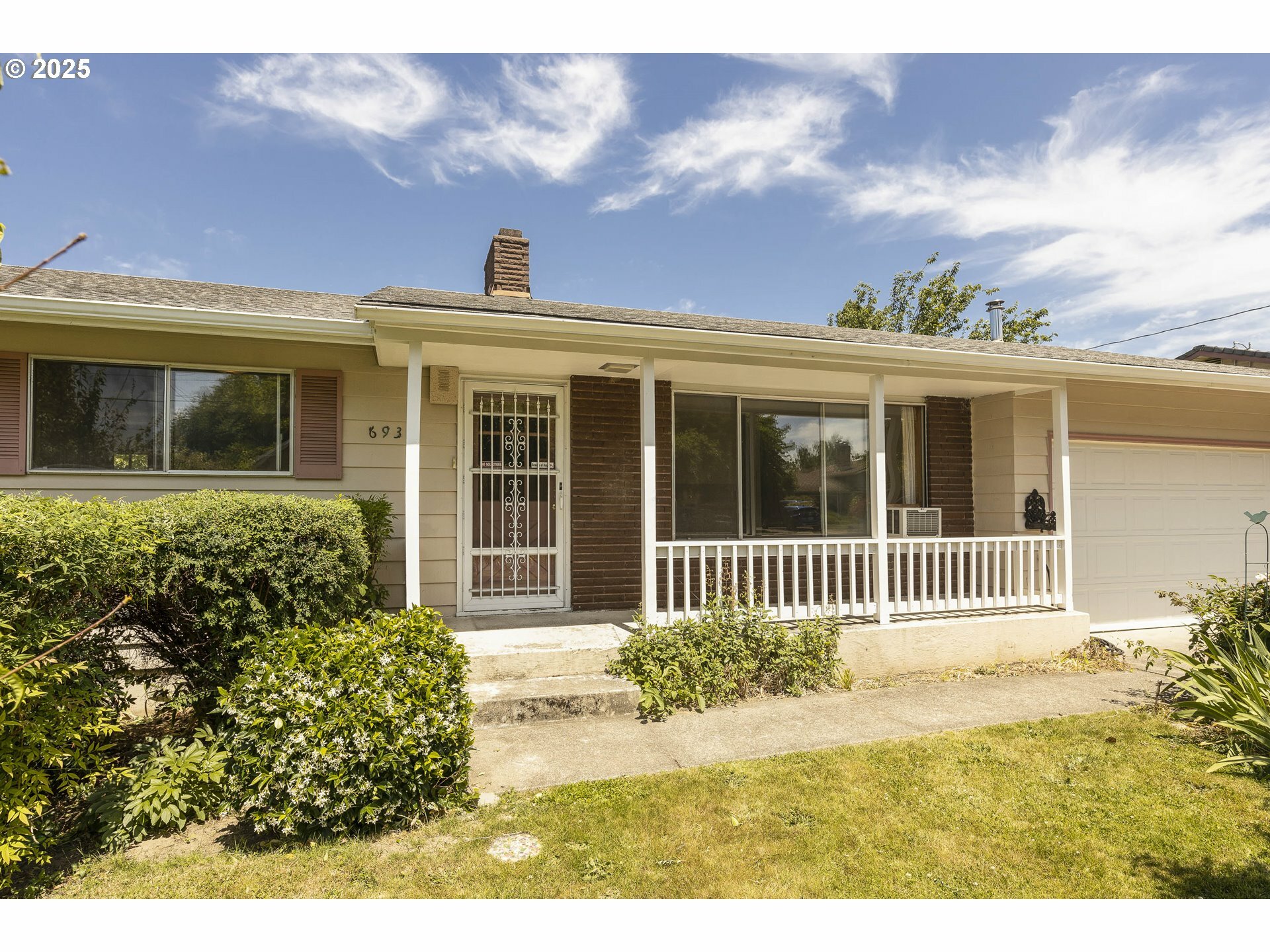 Property Photo: 6935 SE Cavalier St OR 97267