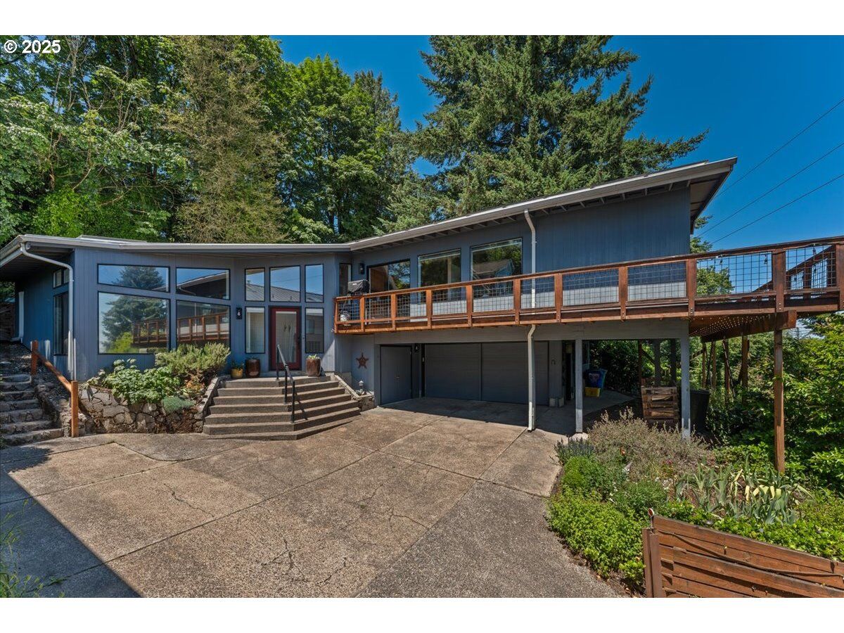 Property Photo:  7237 S Corbett Ave  OR 97219 