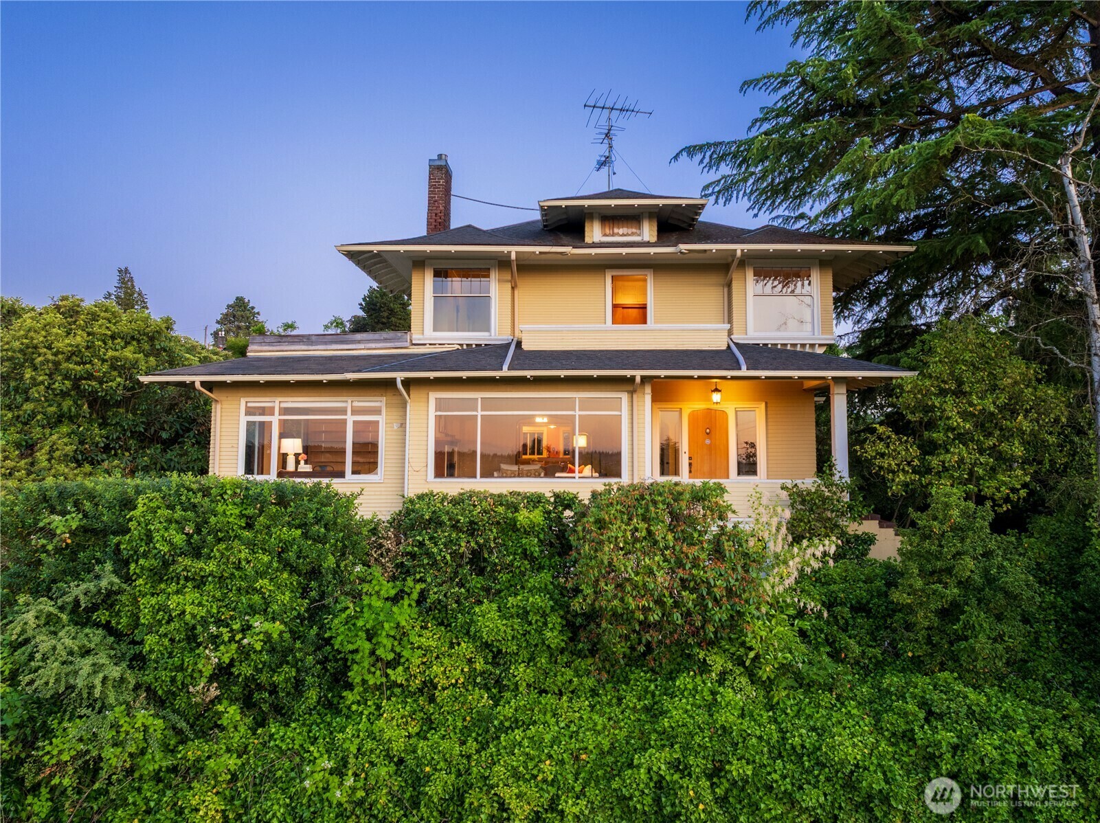 Property Photo: 1303 E Lynn Street WA 98102