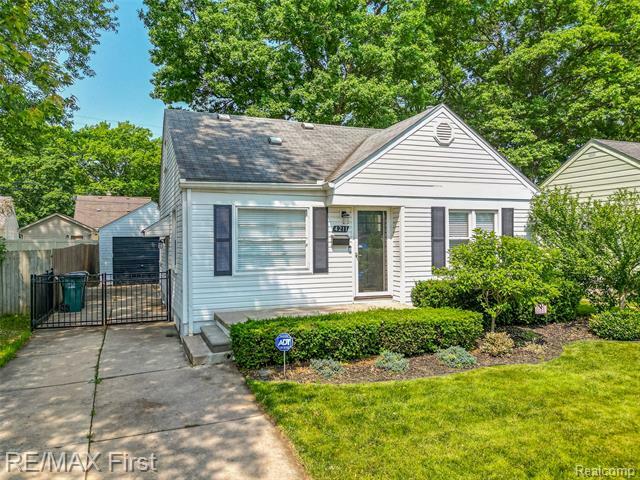 Property Photo:  4211 Oakshire Avenue  MI 48072 