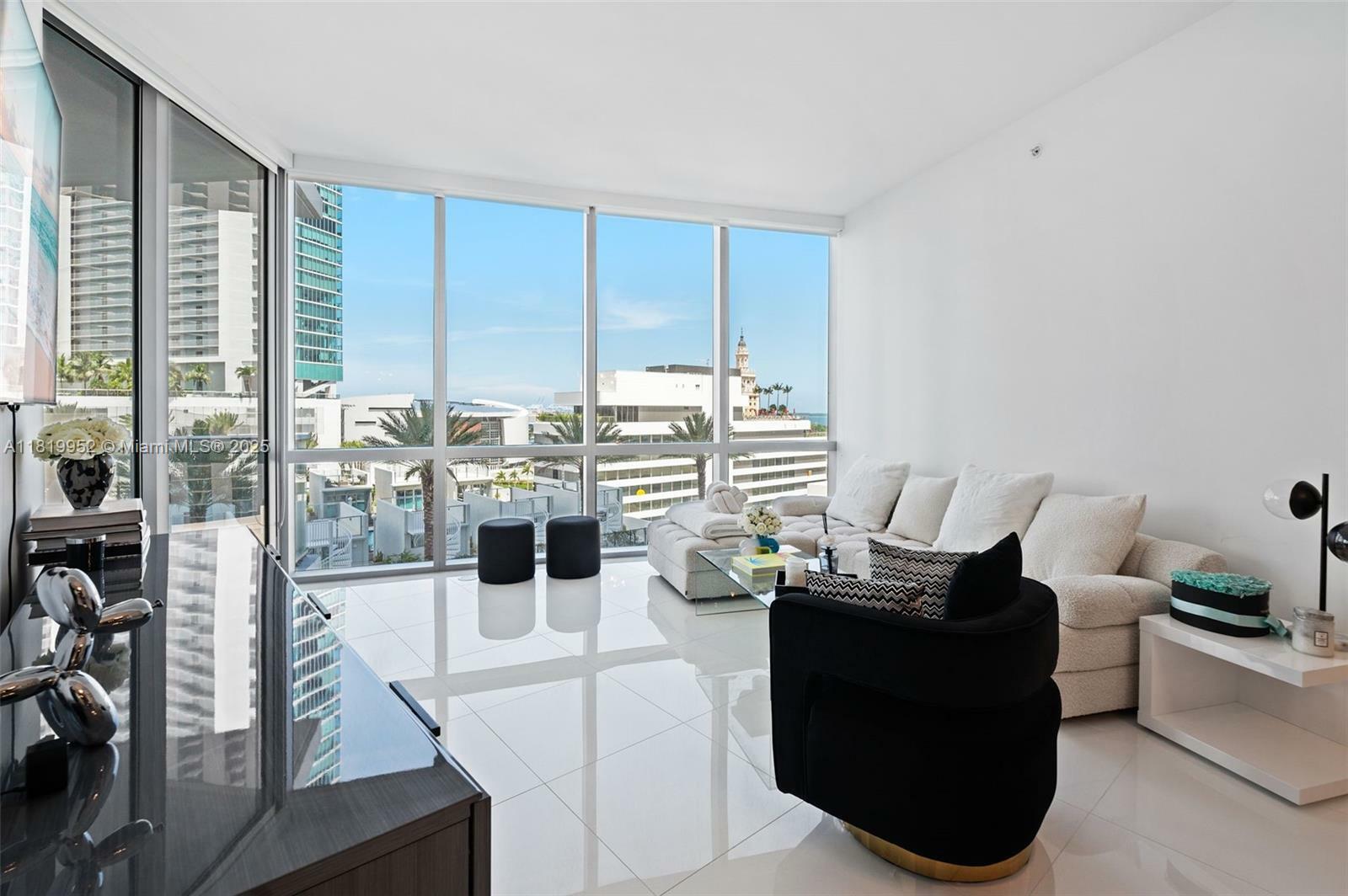 Property Photo: 851 NE 1st Ave 909 FL 33132