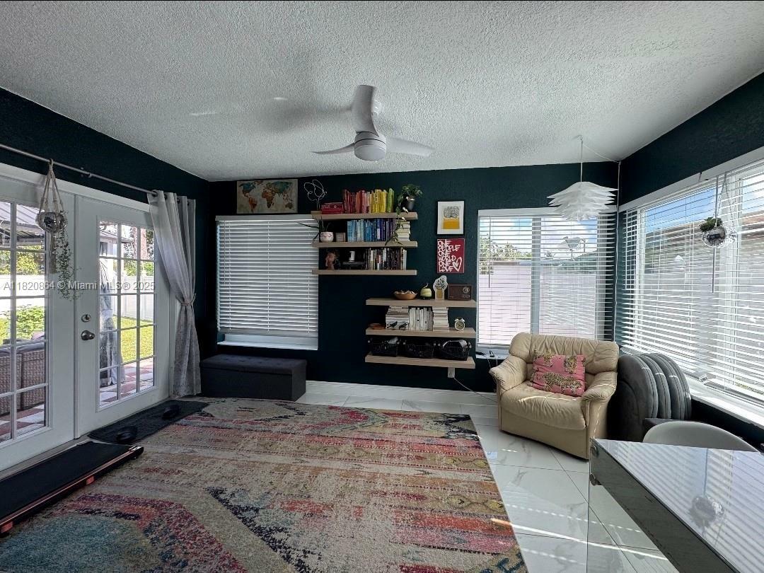 Property Photo: 651 E Evanston Cir FL 33312