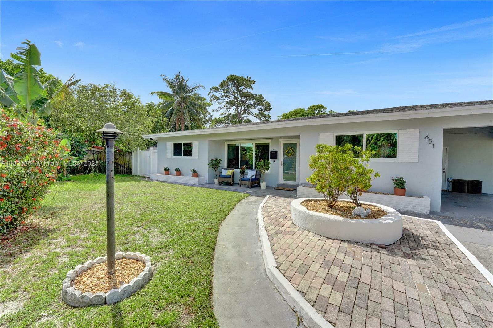Property Photo: 651 E Evanston Cir FL 33312