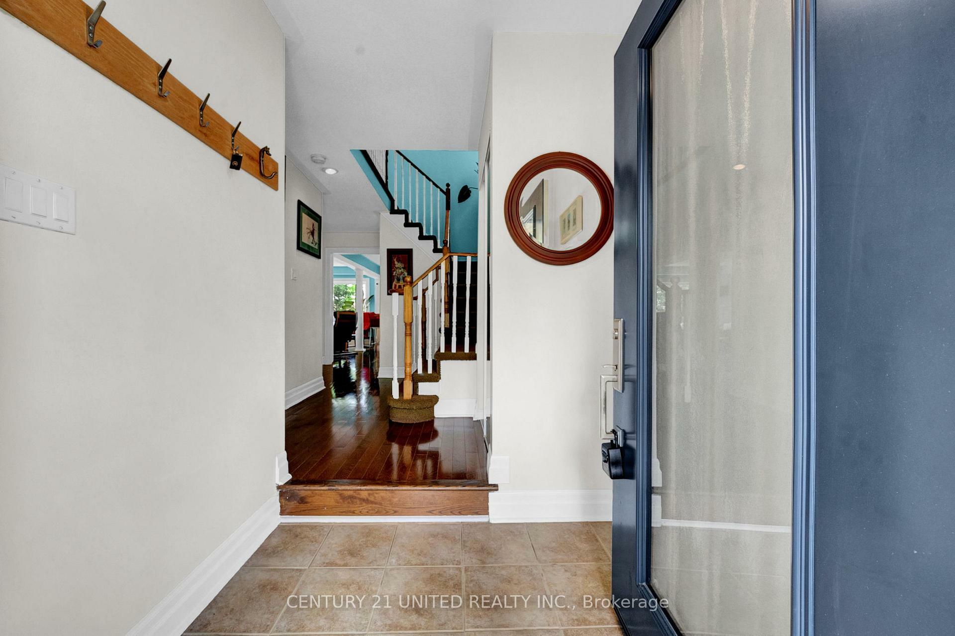 Photo de la propriété: 33 Solmar Avenue ON L1R 2Z6