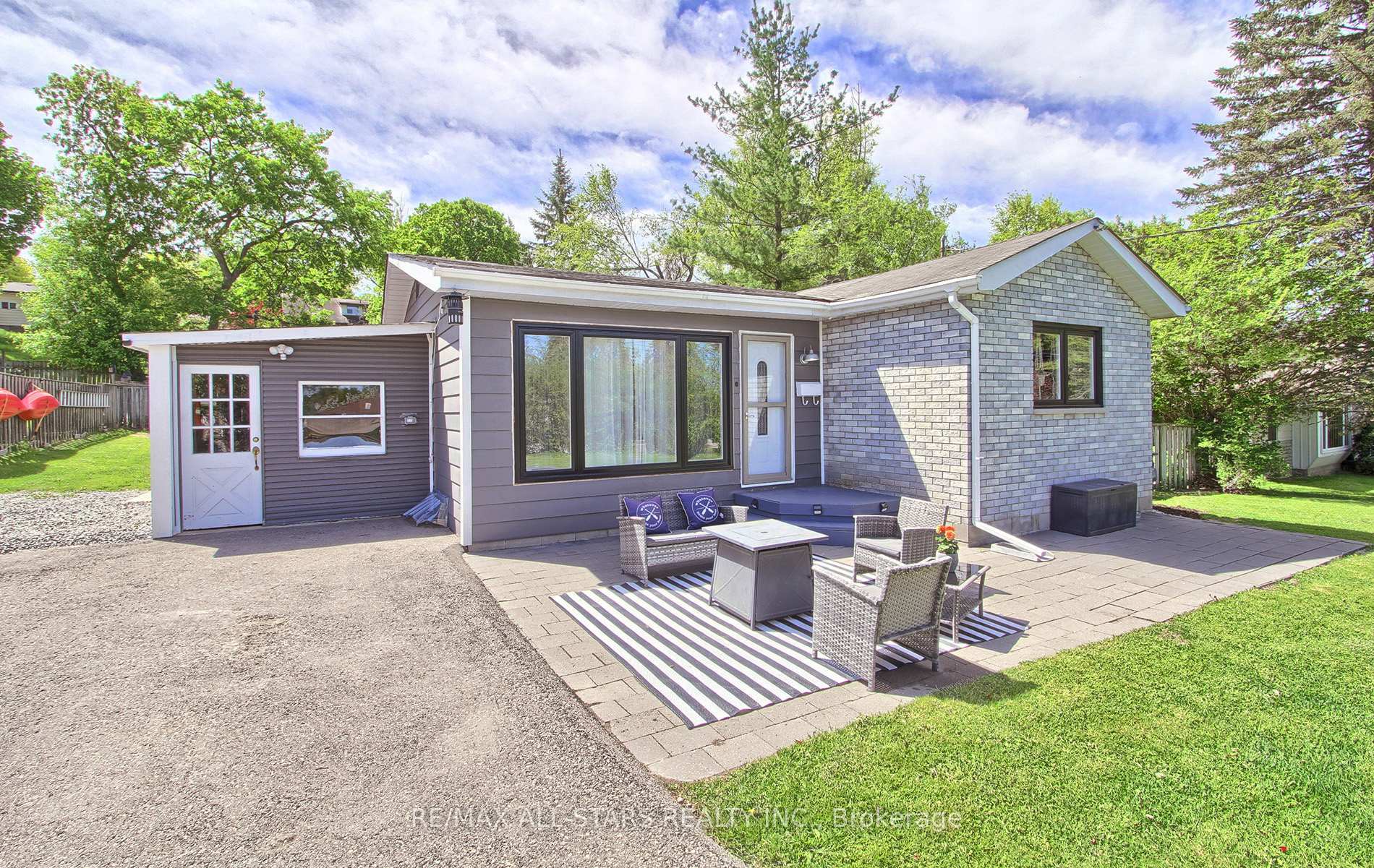 Property Photo: 297 Walter Drive ON L4P 3A8