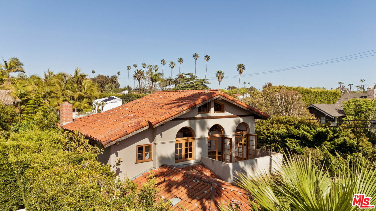 Property Photo: 615 4th St CA 90402