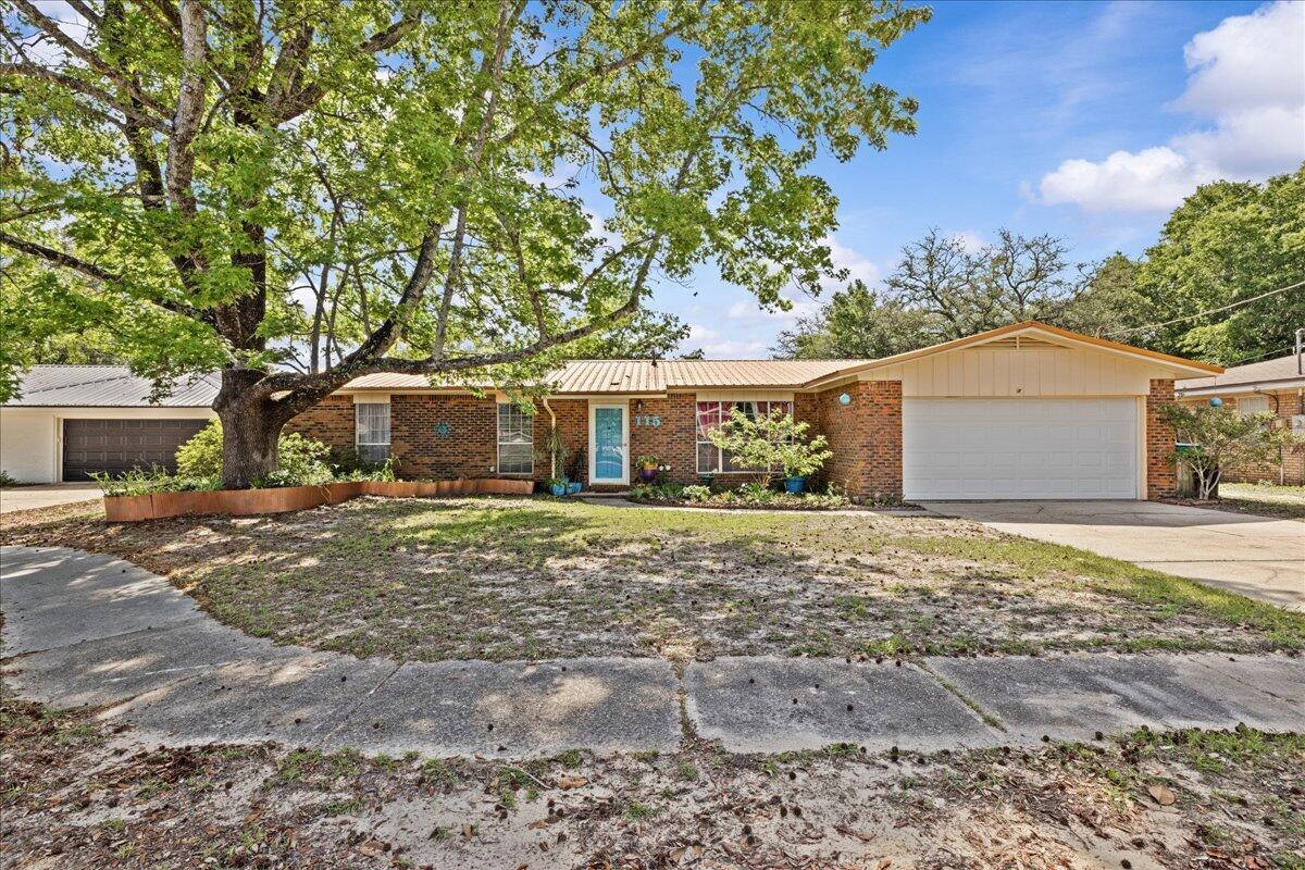 Property Photo: 115 Lincolnshire Drive FL 32578