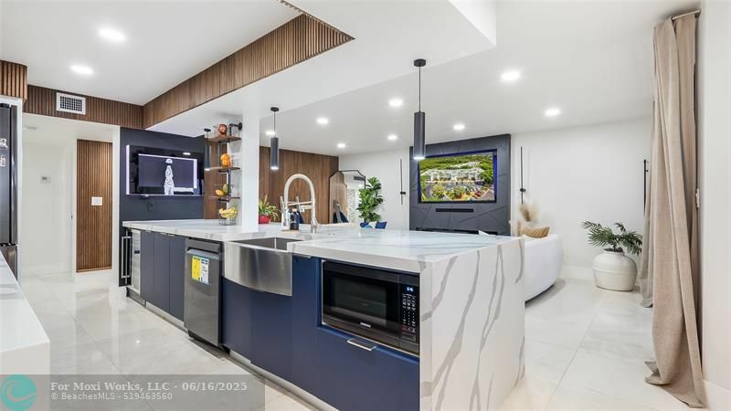 Property Photo:  1410 Sheridan St 7I  FL 33020 