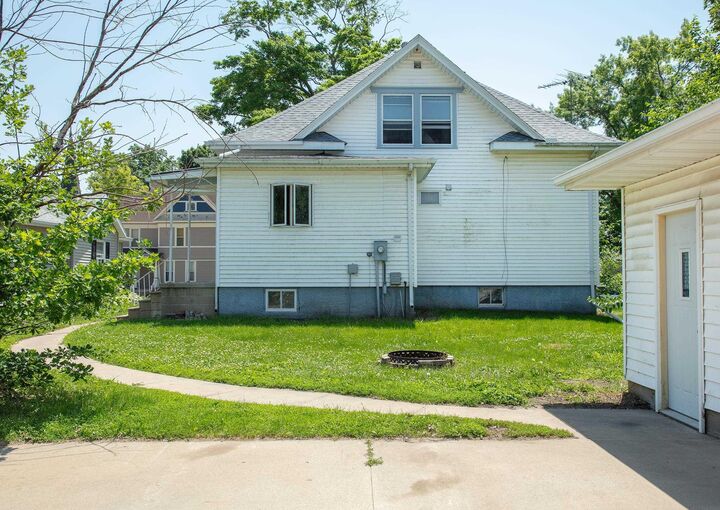 Property Photo:  204 3rd Ave NW  IA 50677 