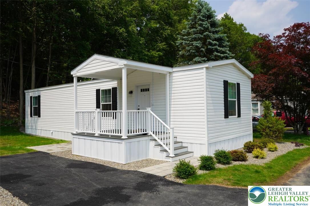 Property Photo:  420 Upper Pmhe North Drive  PA 18302 