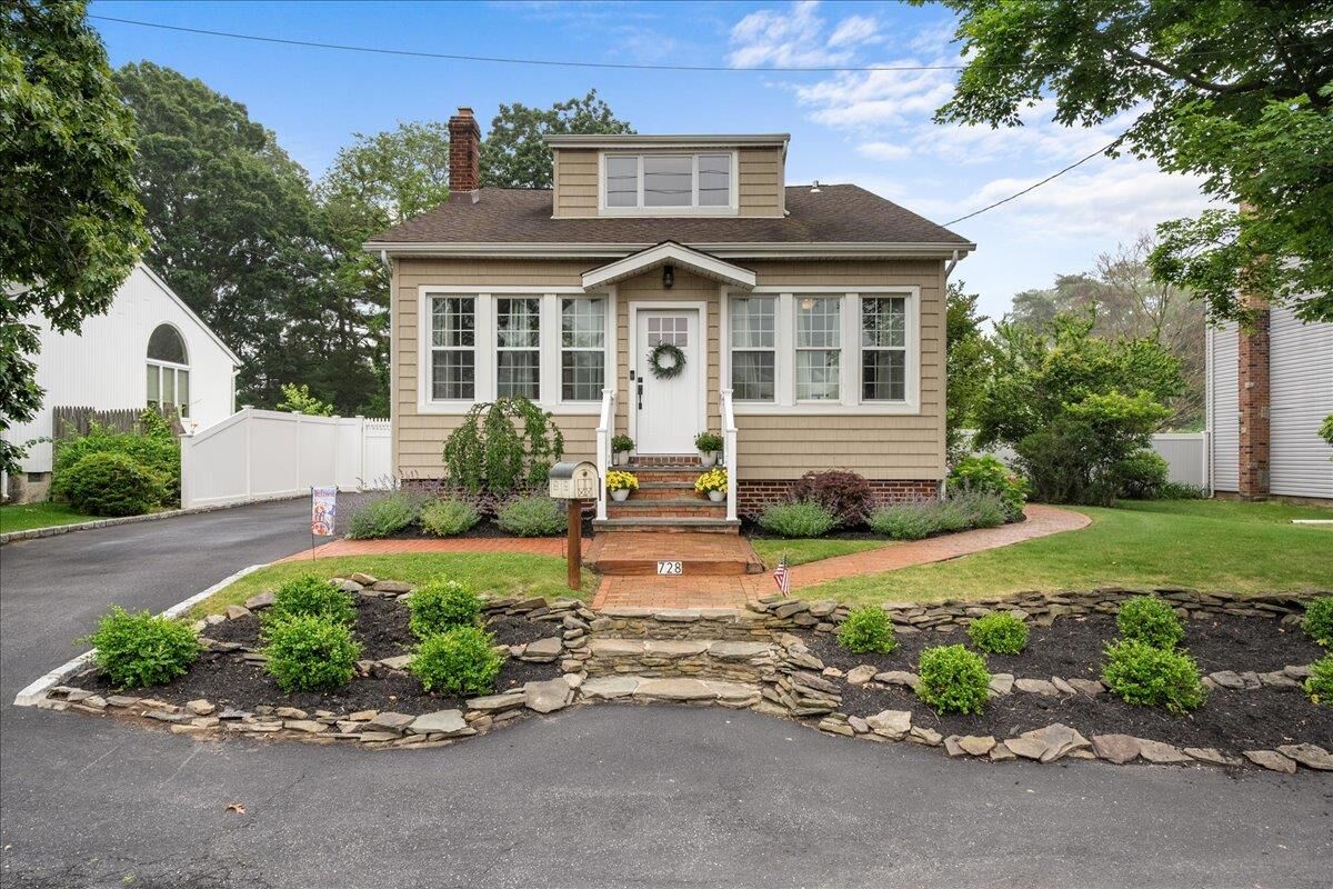 Property Photo:  728 Hyman Avenue  NY 11795 