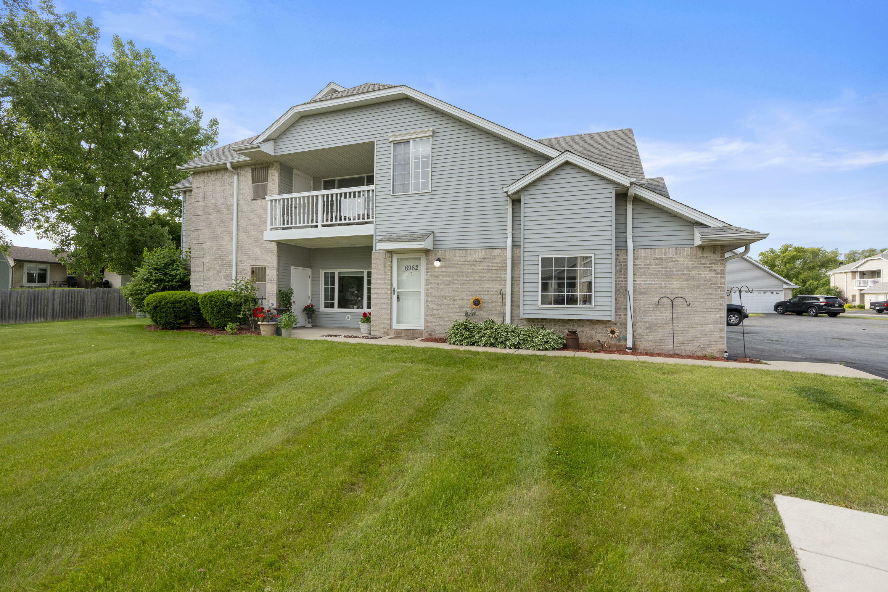 Property Photo: 6962 S Rolling Meadows Ct WI 53154