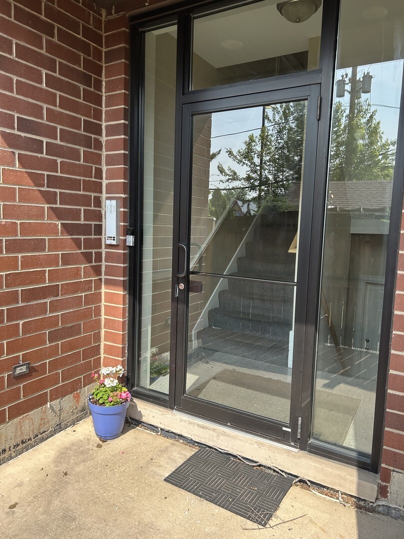 Property Photo: 4714 W Berteau Avenue 1N IL 60641