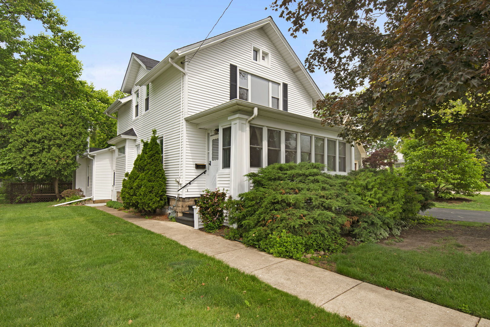 148 N Charlotte Street  Lombard IL 60148 photo