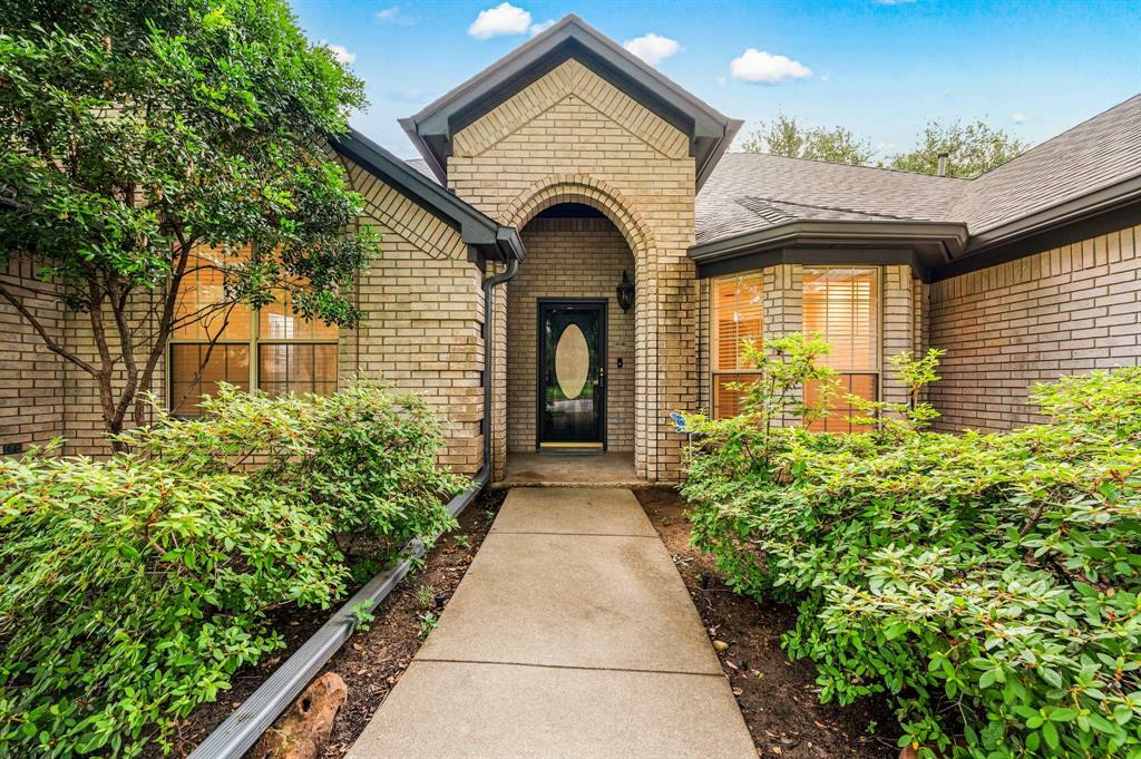Property Photo: 817 Tall Oak Lane TX 76248