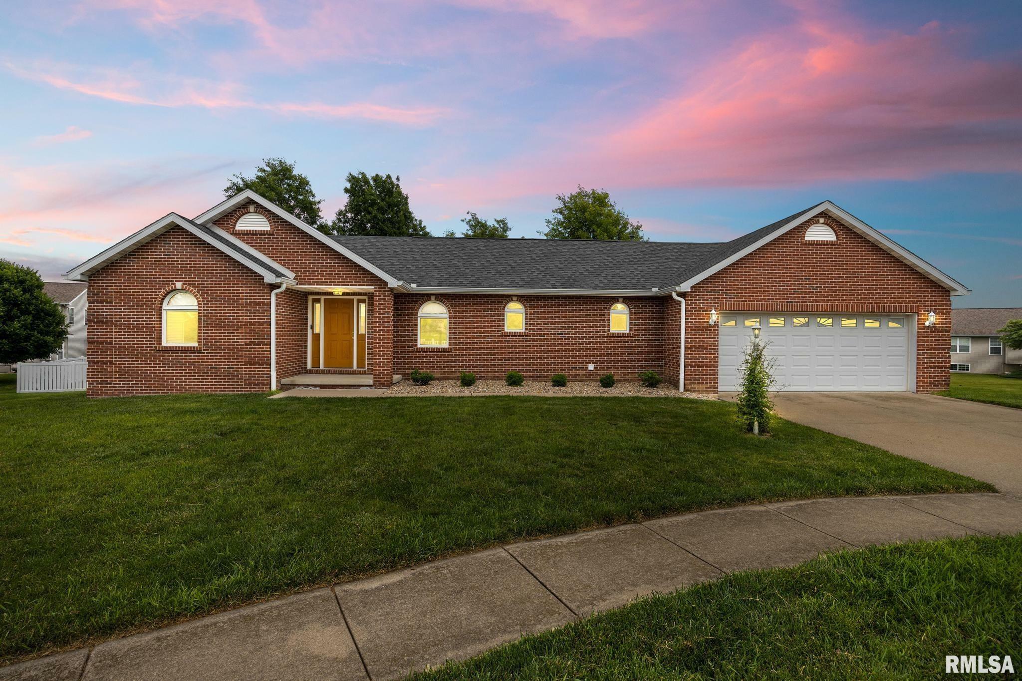 Property Photo: 820 Belsly Way IL 61548