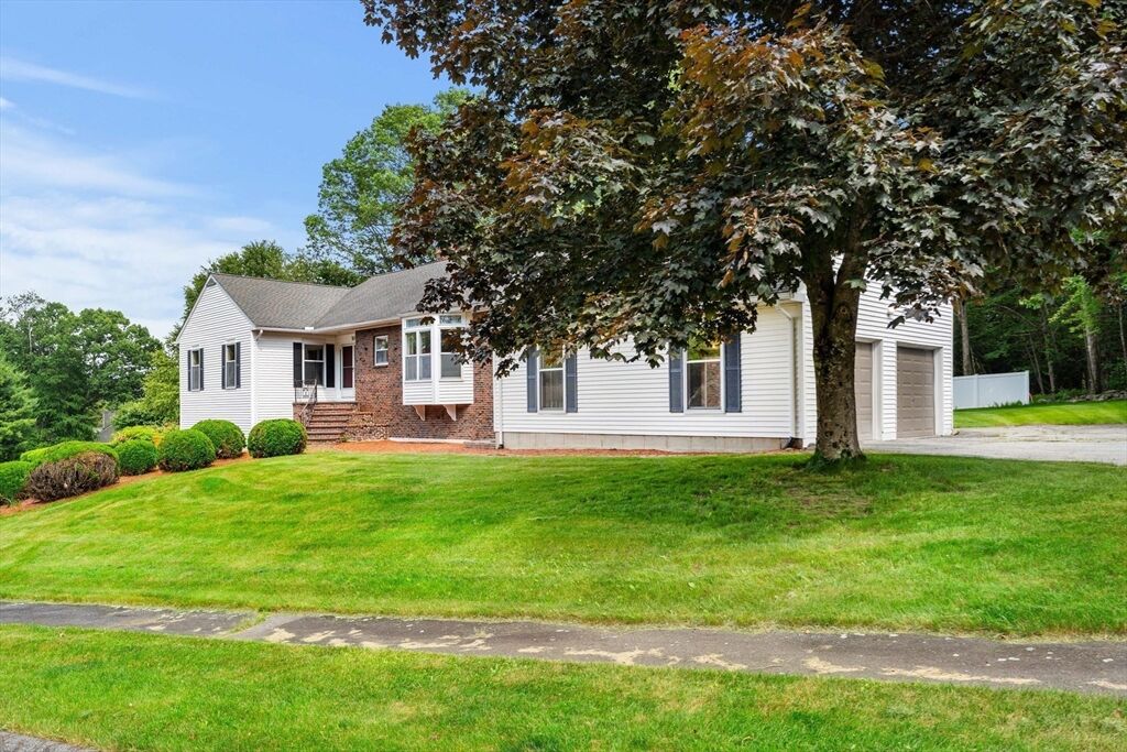Property Photo: 10 Sumac Circle MA 01520
