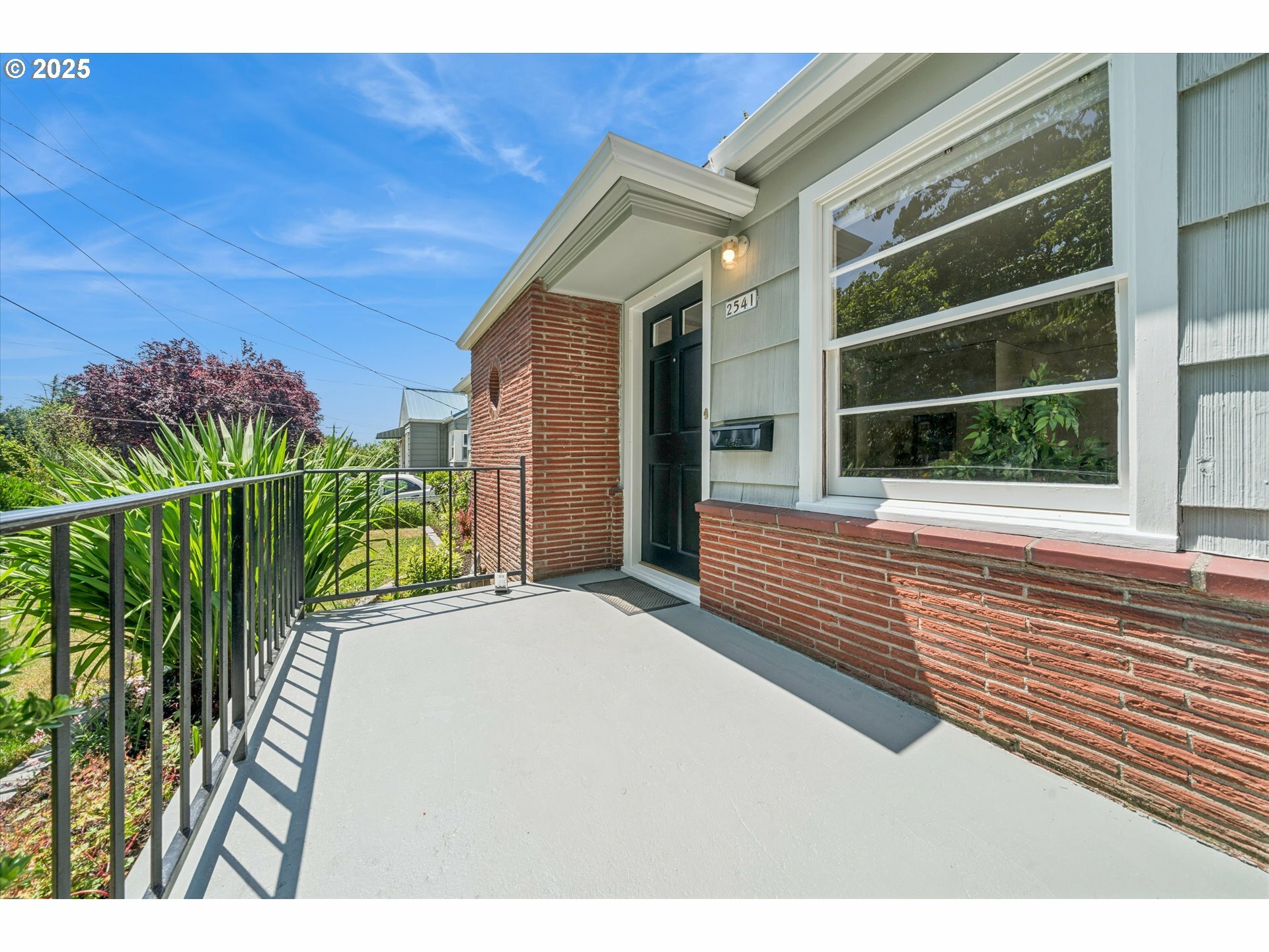 Property Photo: 2541 SE 75th Ave OR 97206