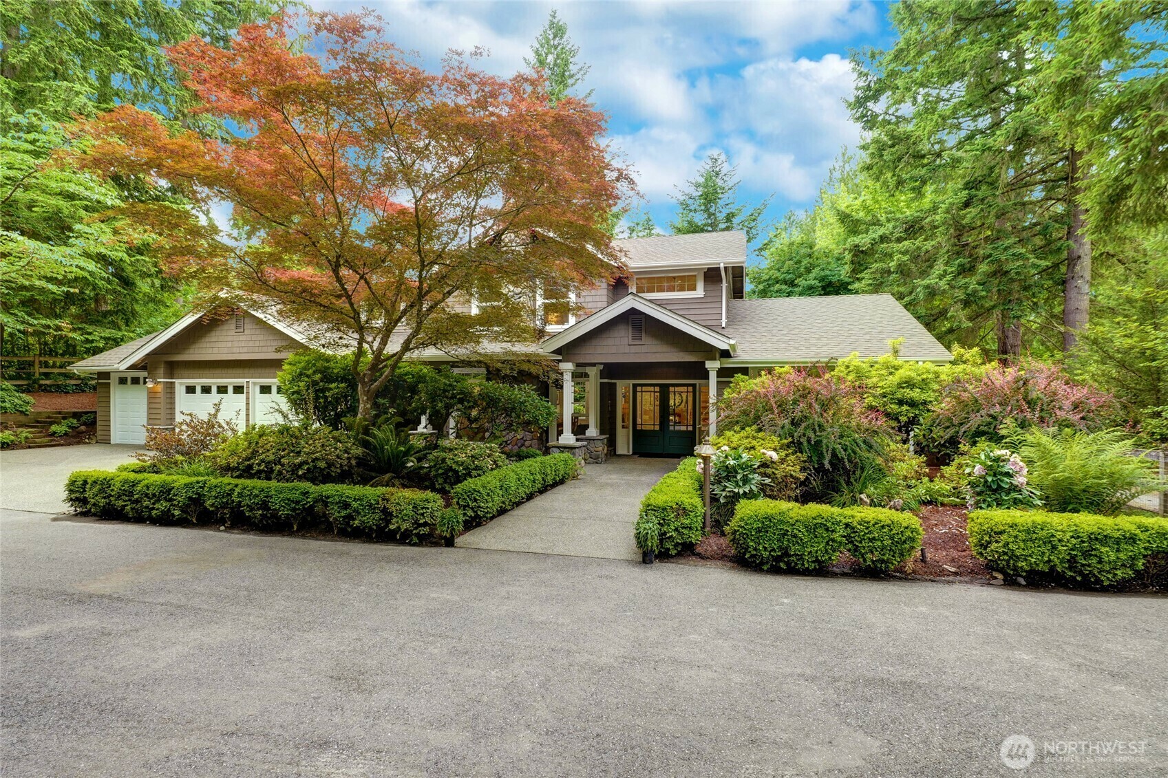 Property Photo: 2609 E Beaver Lake Drive SE WA 98075