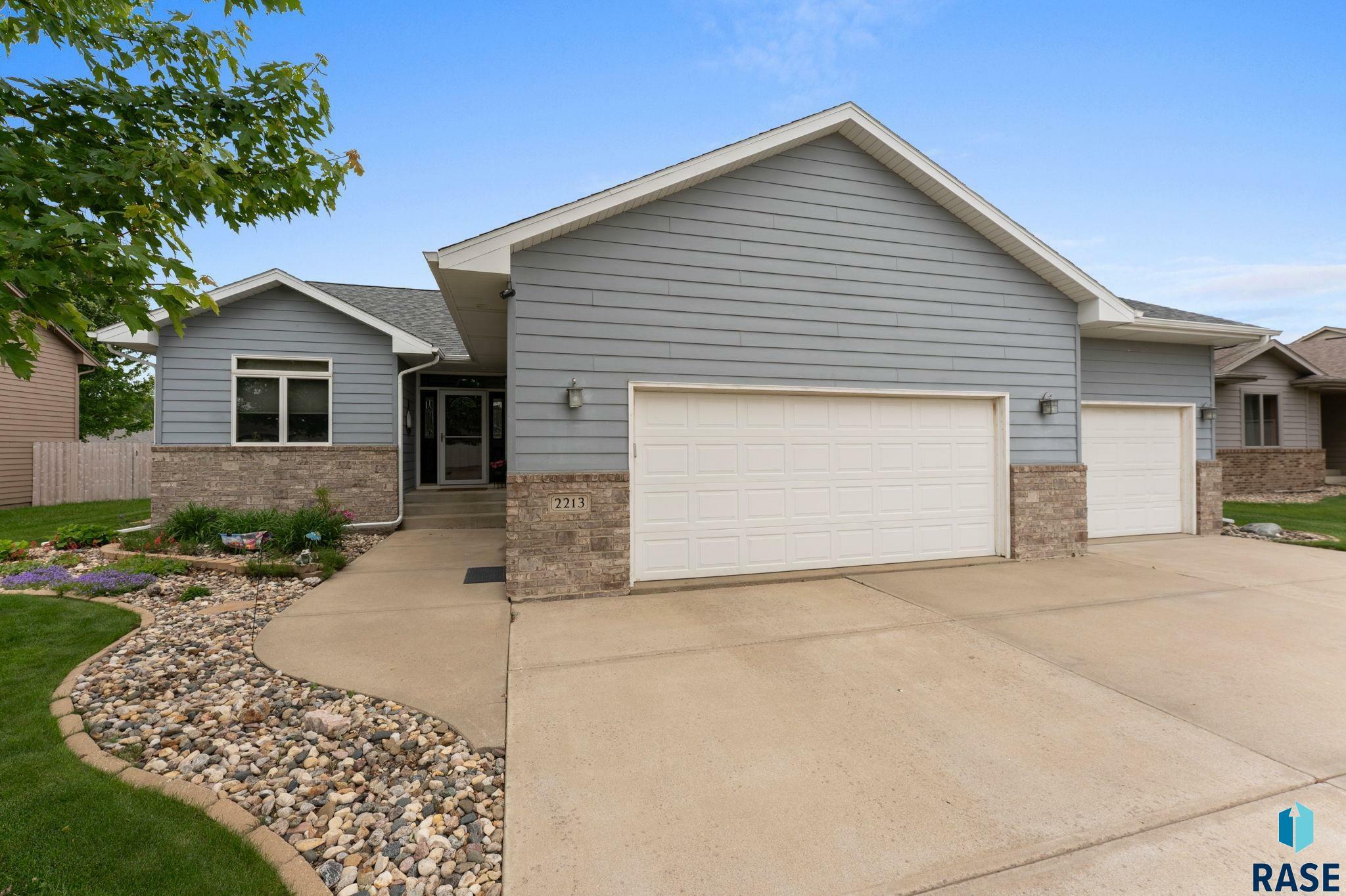 Property Photo: 2213 S Purdue Ave SD 57106