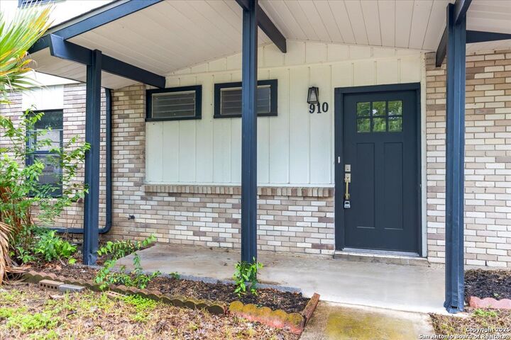 Property Photo: 910 Mount Kisco TX 78213