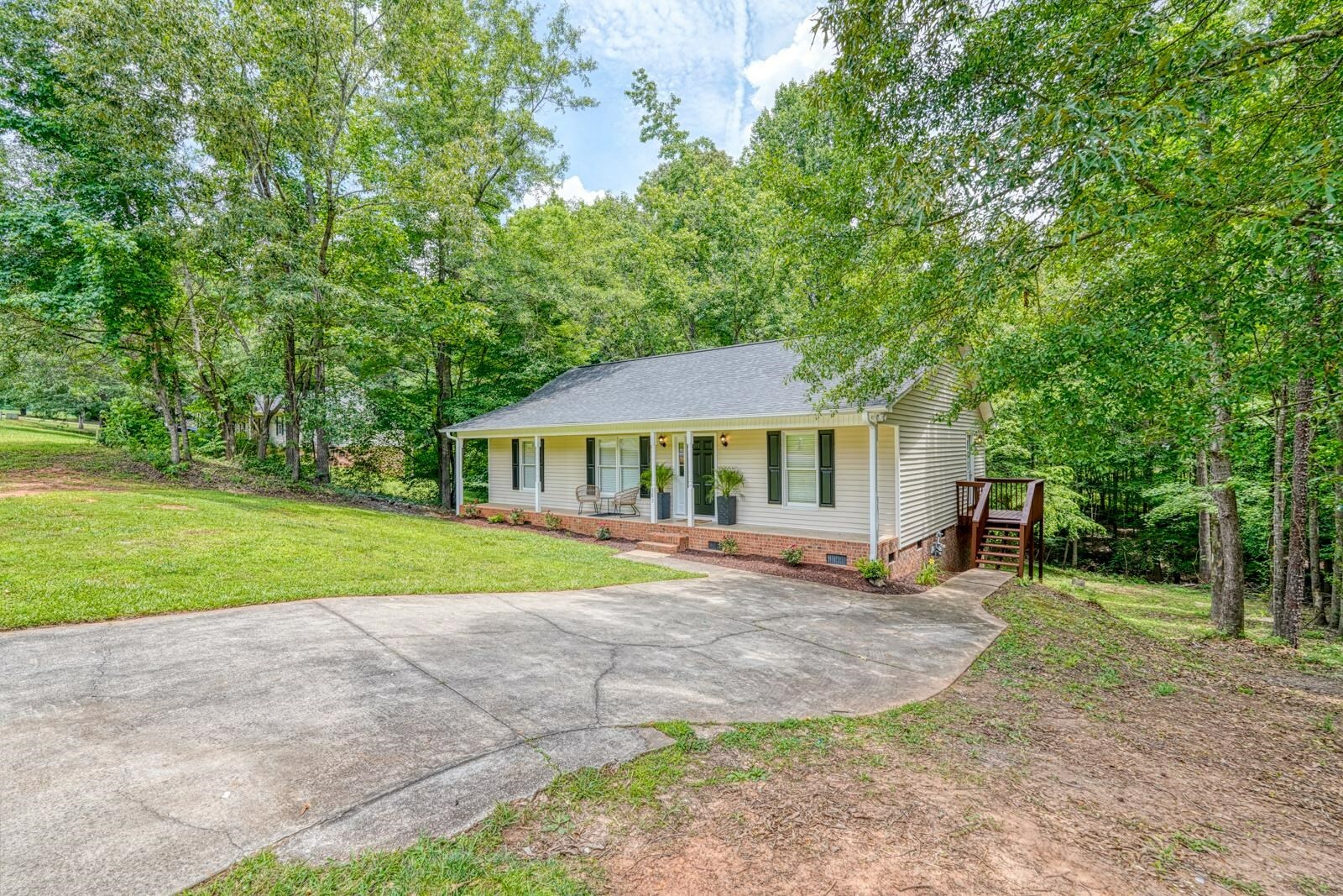 Property Photo: 383 Templeton Dr. SC 29306