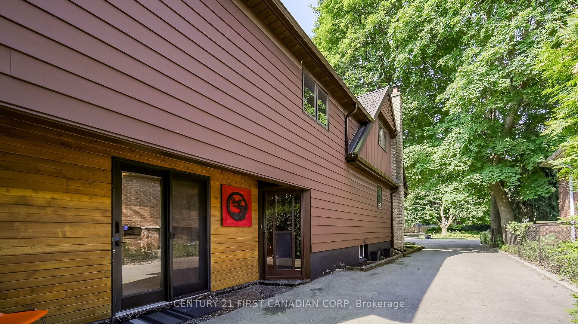 Photo de la propriété: 904 Willow Drive ON N6E 1P1