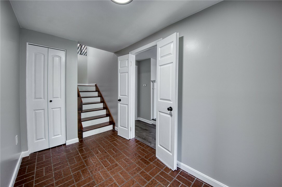 Property Photo:  1586 Pinehurst Dr  PA 15241 