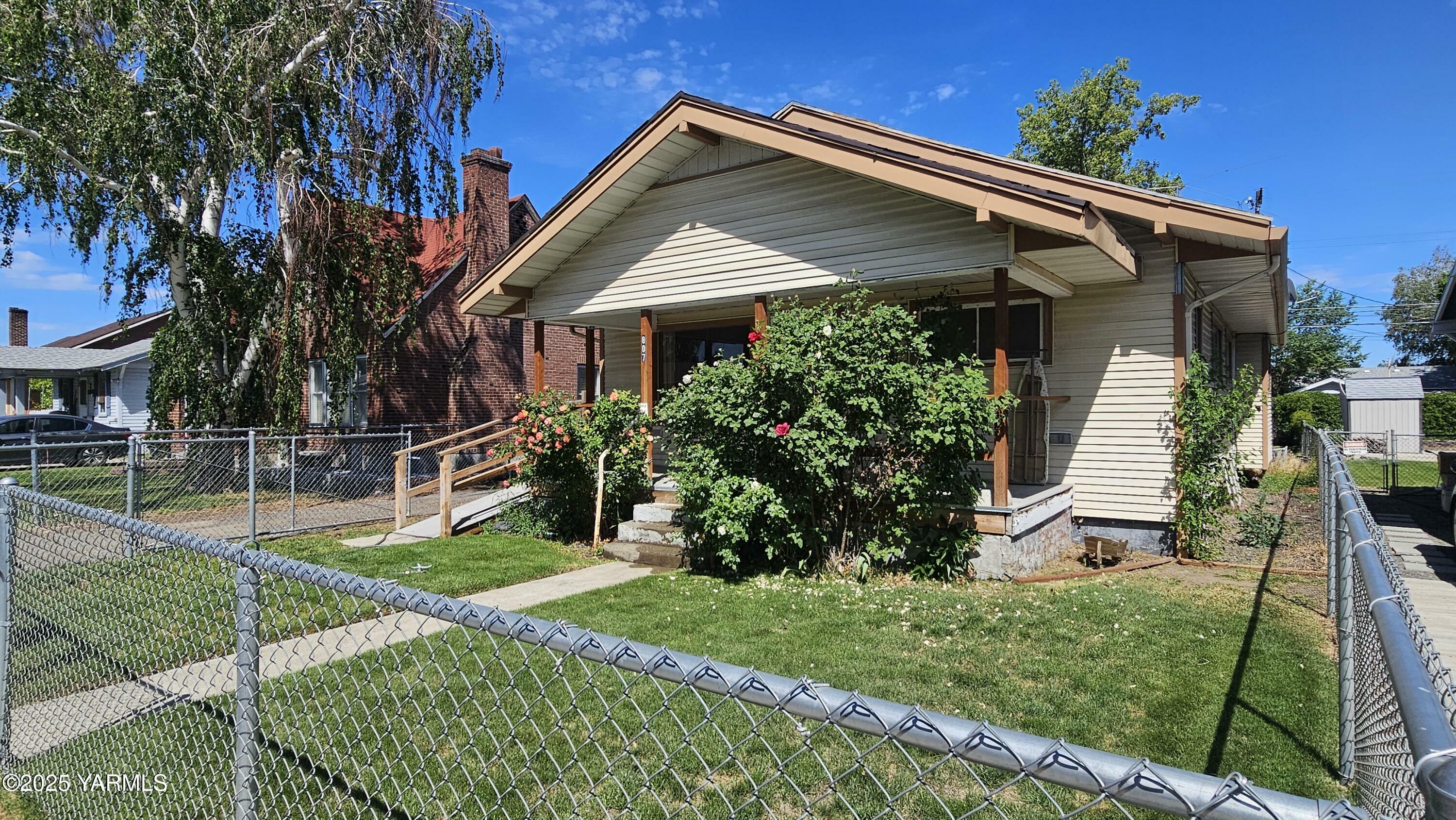 Property Photo: 807 S 11th Ave WA 98908