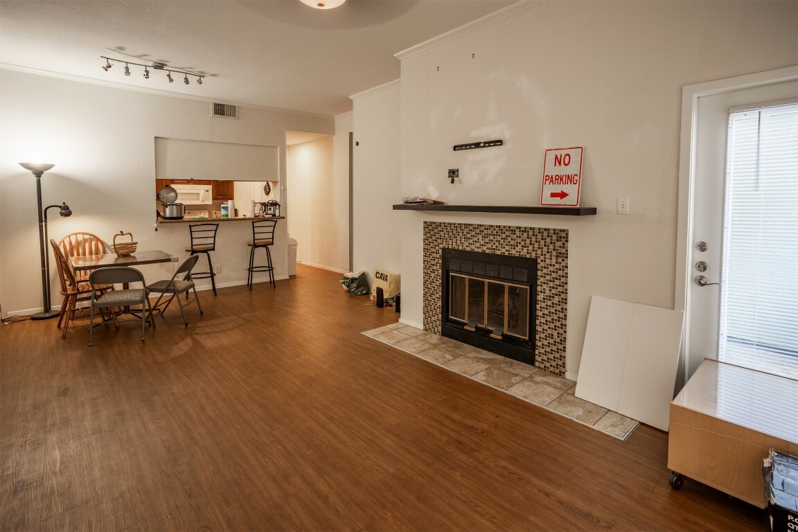 Property Photo: 807 W 25th Street 102 TX 78705