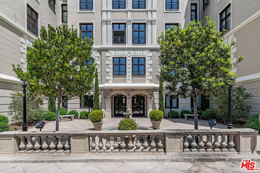 Property Photo: 316 N Rossmore Ave CA 90004
