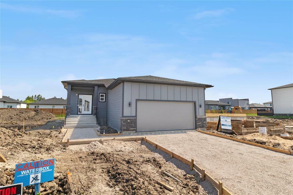 Property Photo: 107 Oshanski Place MB R4A 0H6
