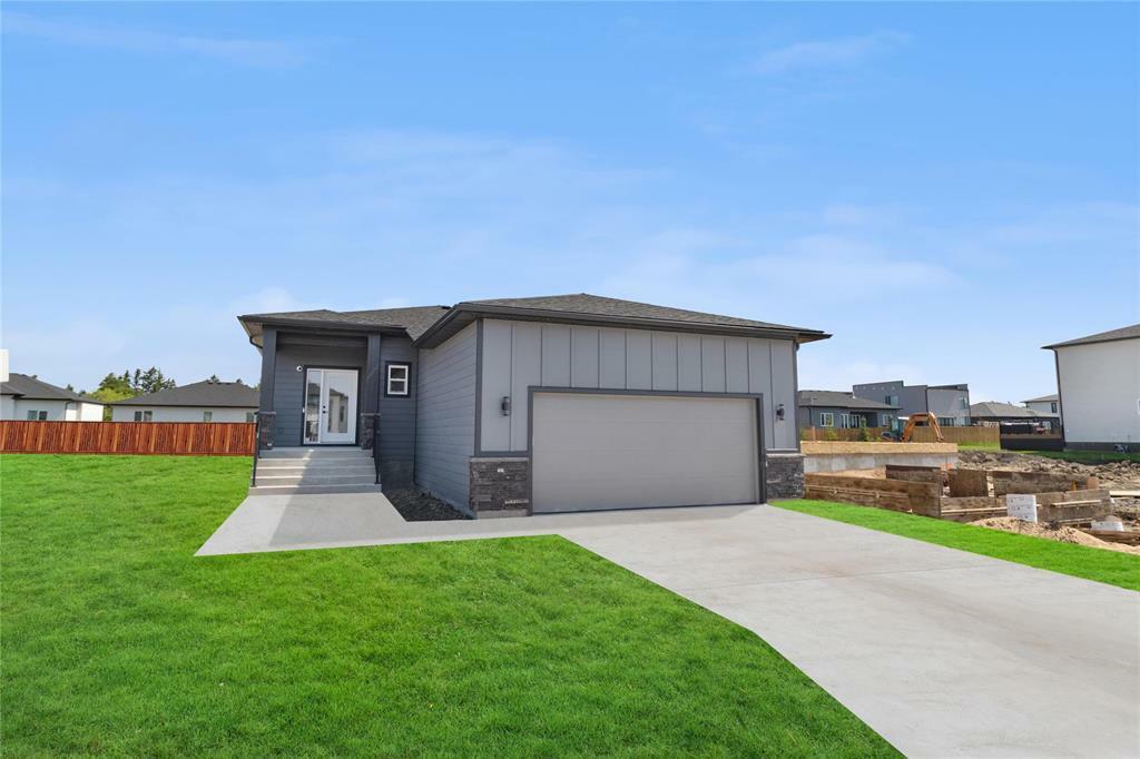 Property Photo: 107 Oshanski Place MB R4A 0H6