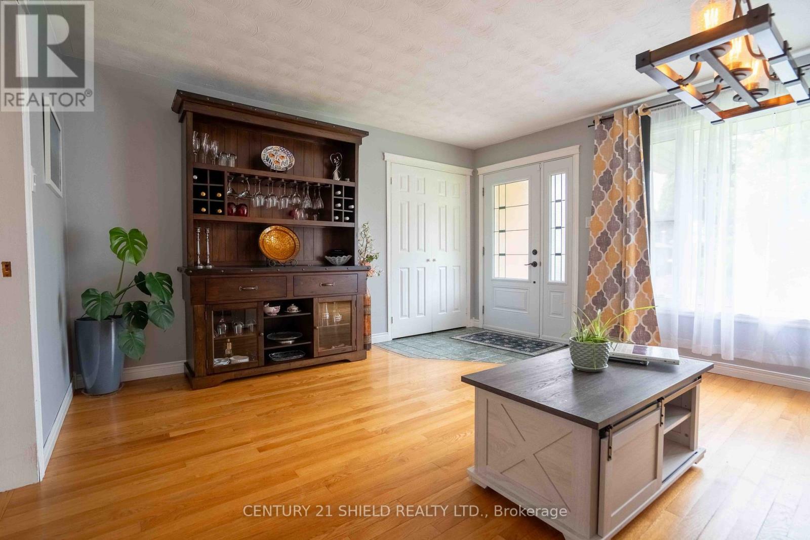 Property Photo: 86 Valecrest Drive ON K6H 6E1