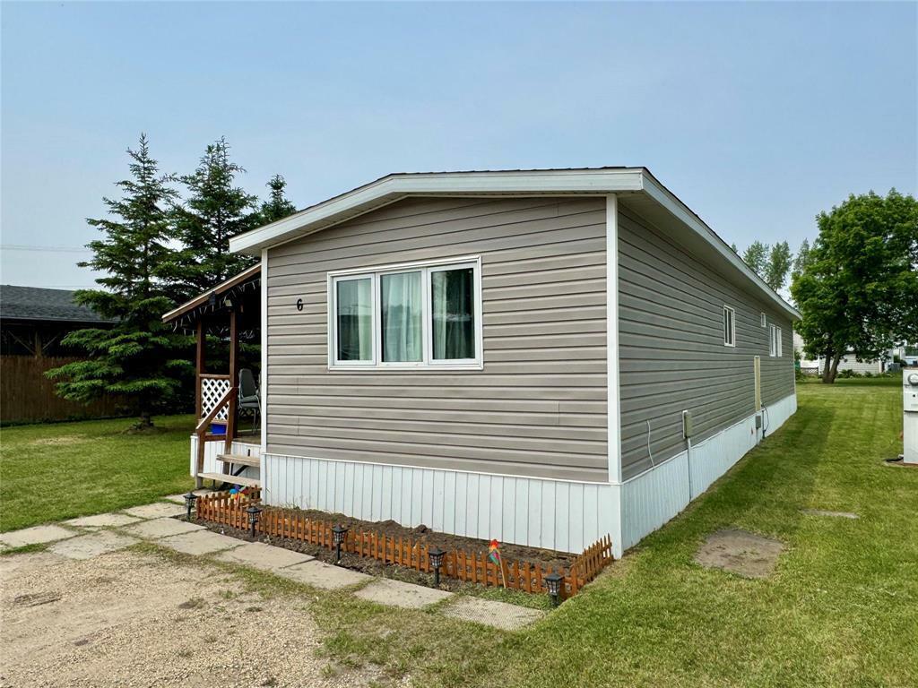 Property Photo: 6 Westpark Place MB R0J 1H0
